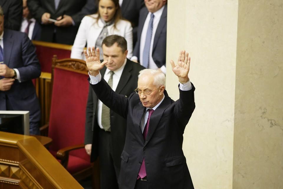 Николай Азаров, покидая зал после неудавшегося голосования об отставке правительства. 3 декабря 2013 года