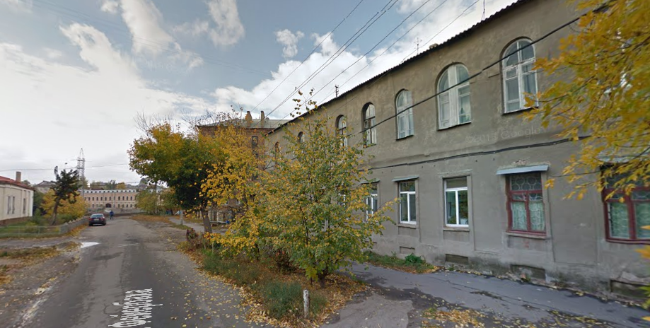 По адресу ул. Фейербаха, 3 находится двухэтажный жилой дом. Панорамы Google