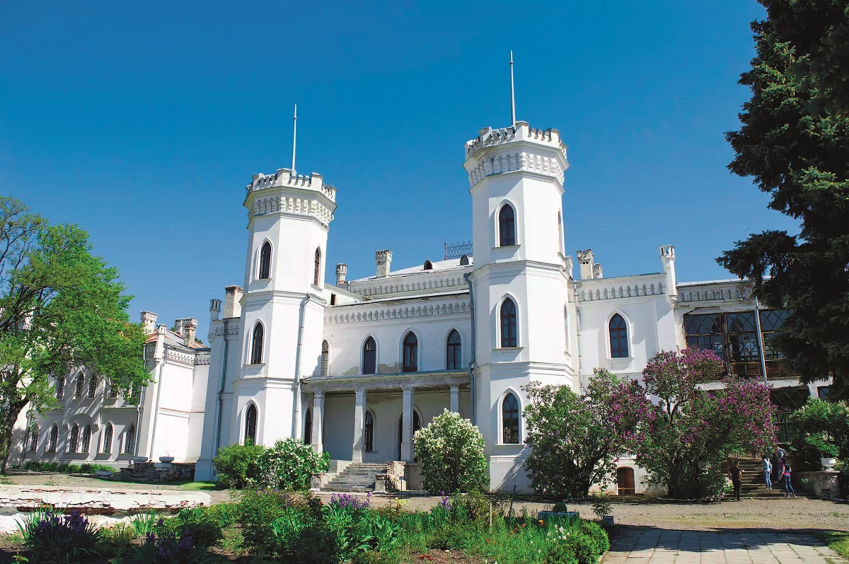 У 2018 році Харківська облрада виділила більше мільйона гривень на проектну документацію реконструкції Шарівки і першочергові відновлювальні роботи. Подальшу реставрацію влітку 2018 у ХОДА пообіцяли здійснювати із залученням спонсорських коштів. Фото Харківського організаційно-методичного центру туризму