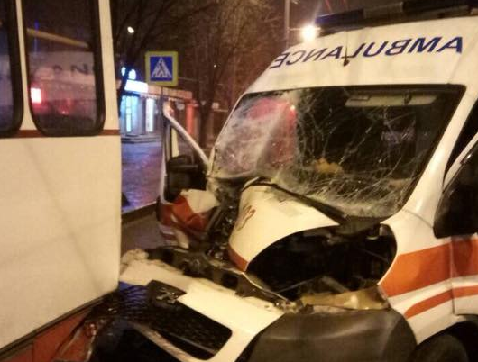 Всмятку: в Харькове скорая протаранила троллейбус фото 1
