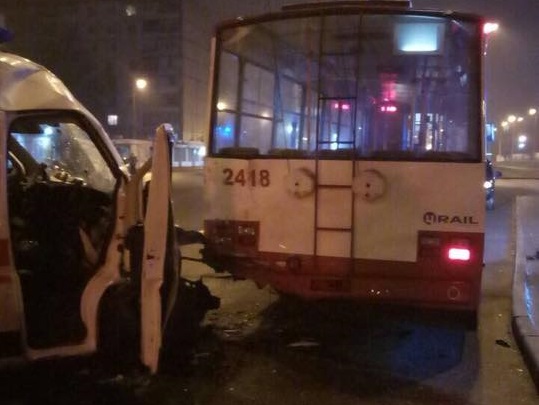 Всмятку: в Харькове скорая протаранила троллейбус фото 2