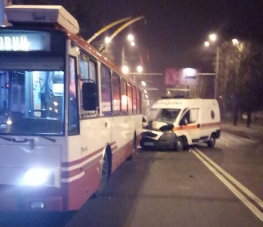 Всмятку: в Харькове скорая протаранила троллейбус фото