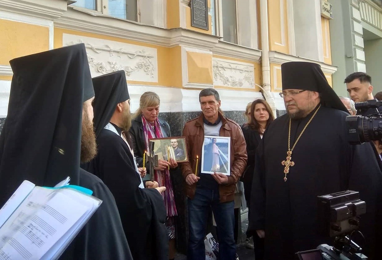 На место аварии пришли пострадавшие в аварии Оксана Нестеренко, Оксана Берченко, родственники погибших.