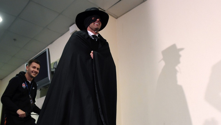 Главный тренер «Шахтёра» Паулу Фонсека, как и обещал, пришёл на послематчевую пресс-конференцию в костюме Зорро