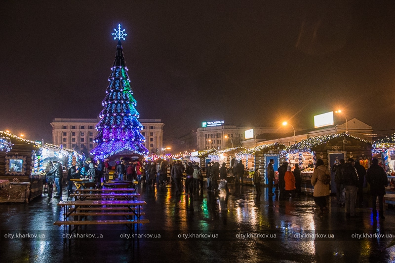 Шагающий по ёлке Дед Мороз — одна из самых ярких анимаций. Вечером