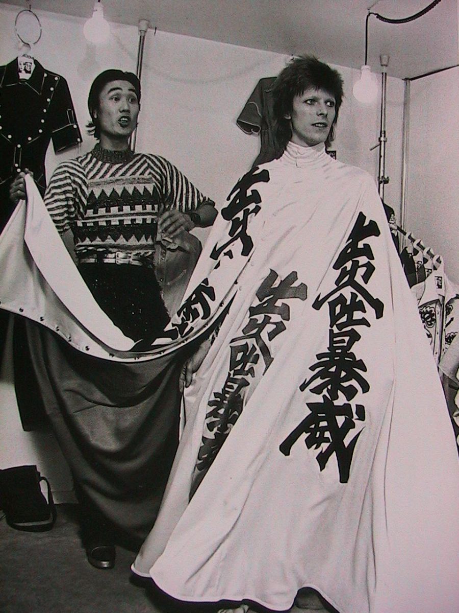 Ямамото Кансай одевает Дэвида Боуи. 1973 год