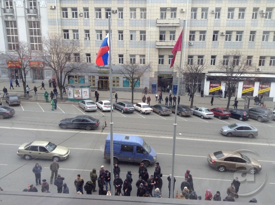 Флаг России противники Евромайдана подняли сегодня утром