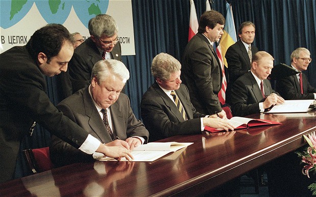 Подписание меморандума, 5 декабря 1994 года. Фото: АР