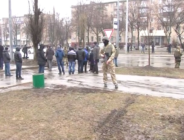 Кадры воспроизведения с участием задержанного на месте взрыва. Видео СБУ