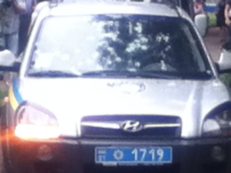 Лобовое стекло автомобиля - в отверстиях от пуль