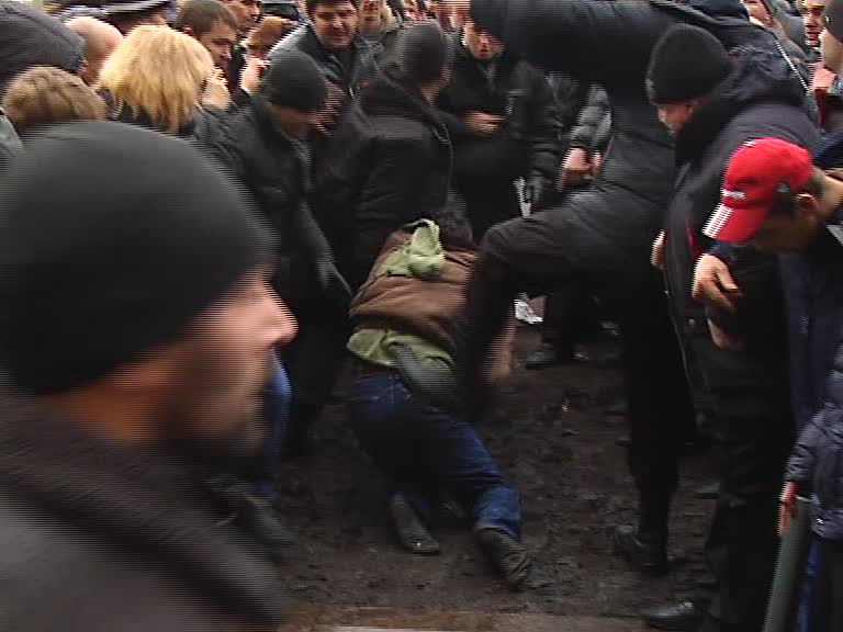 Скриншот видео. Люди бьют немолодого мужчину ногами