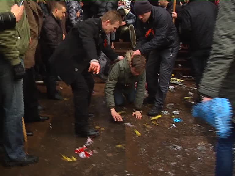 Скриншот видео. Парня заставляют ползти.