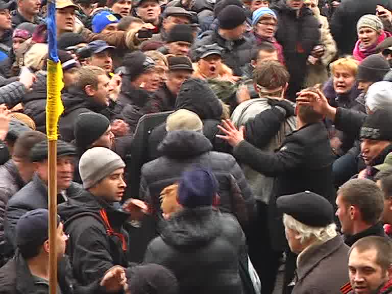 Скриншот видео. Бьют раненого