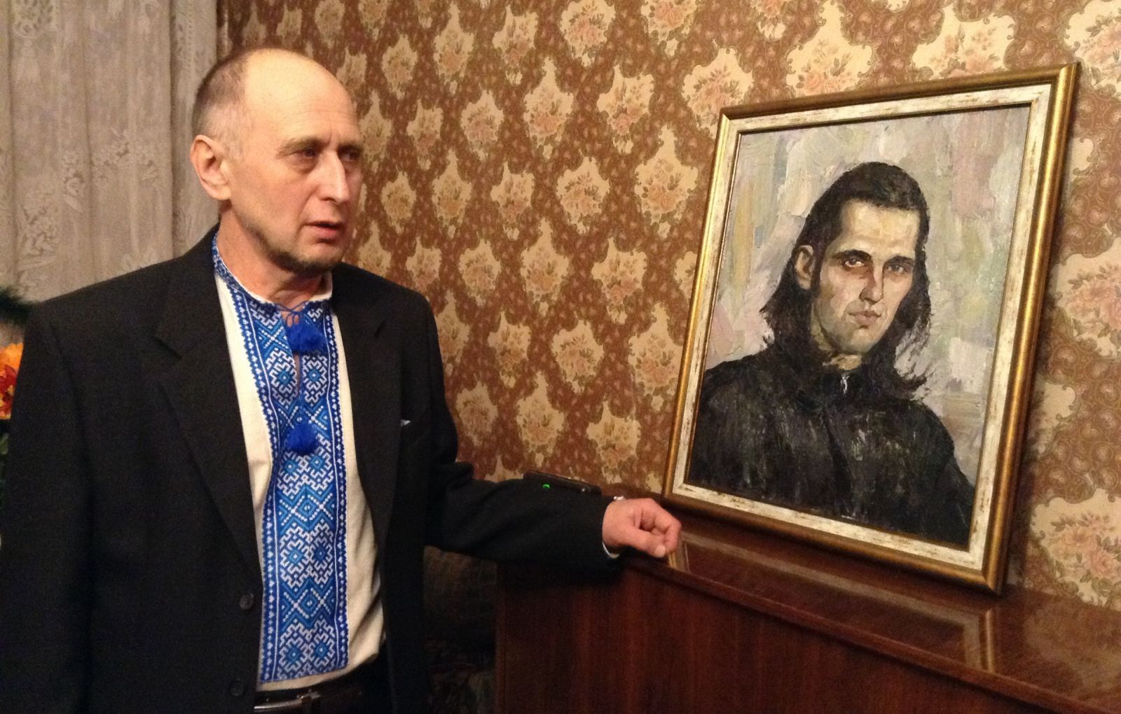Николай Котляр с портретом сына, февраль 2015 года