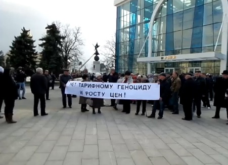 Милиционеры разделяют участников двух акций. 