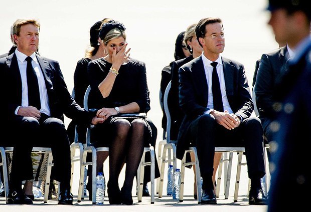 Король Нидерландов Виллем-Александр с супругой встречают самолёт в Эйндховене. Все фото: EPA/UPG