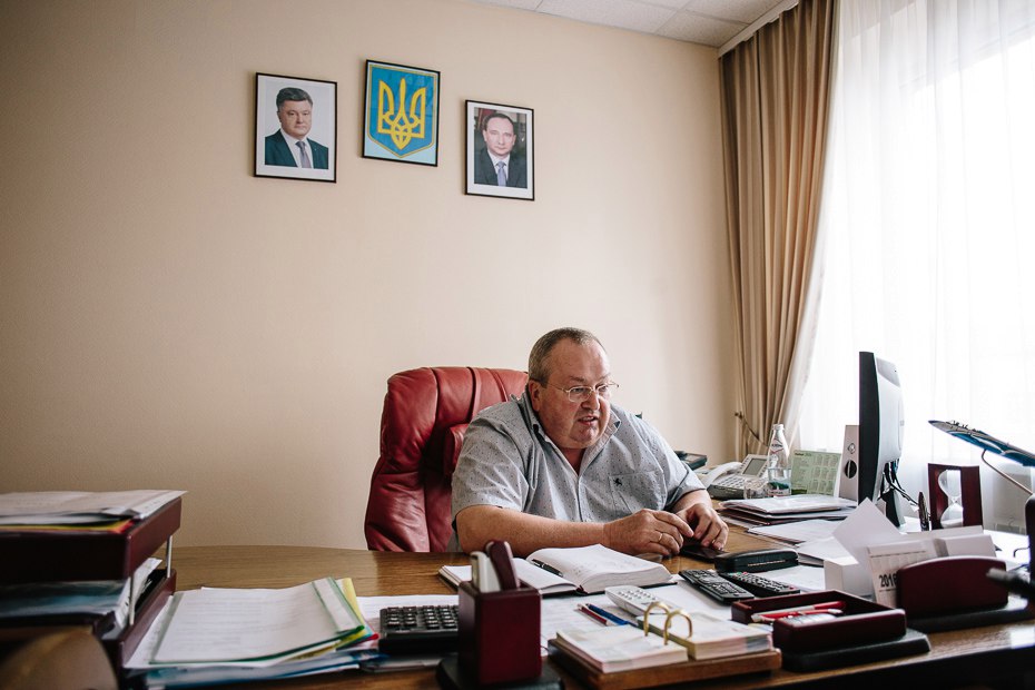 «Да хватит меня фотографировать! Терпеть этого не могу!», — реагирует на звук затвора фотоаппарата Юрий Раина.