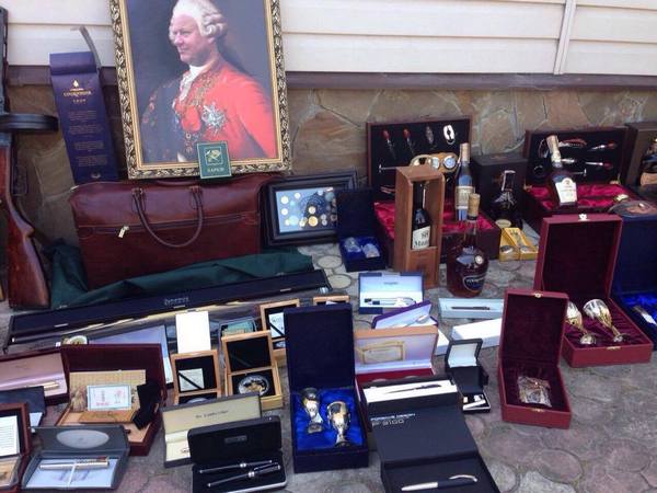 На одной из картин угадывалось лицо заместителя директора Департамента экономики и коммунального имущества Харьковского горсовета Владимира Солошкина. Фамилию чиновника прокуратура не называла. Фото: khar.gp.gov.ua