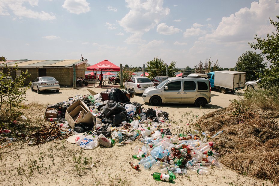 Человек на входе по имени Денис не сказал, в каком предприятии работает, рассказал только, что «к ребятам с въезда их участок отношения не имеет», за счёт платного входа на этой территории следят за чистотой, на пляже есть стационарные зонтики. Можно взять шезлонг, но это ещё 30 гривен.