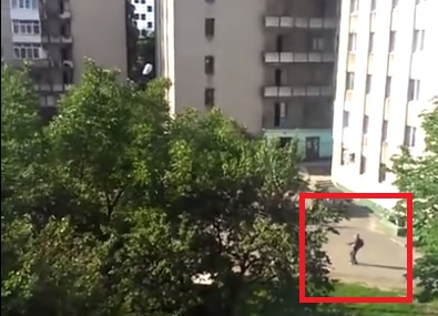 Нападавший стреляет в сторону легковой машины. Скриншот видео очевидца