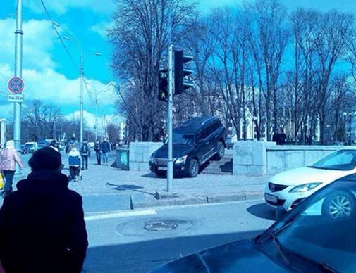 В соцсетях сообщалось, что машина была припаркована. Водитель рассказал милиции, что объезжал пробку