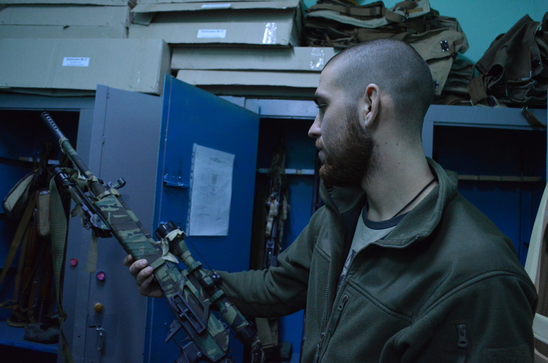 Перед беседой и экскурсией бойцы увлечённо играли в приставку