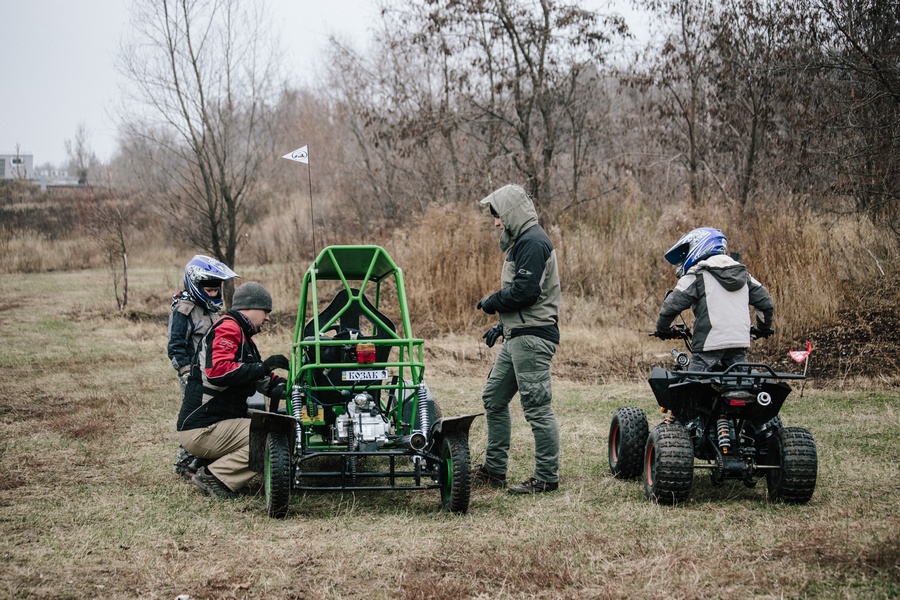 На номерах зелёного багги надпись по-украински: «Козак»