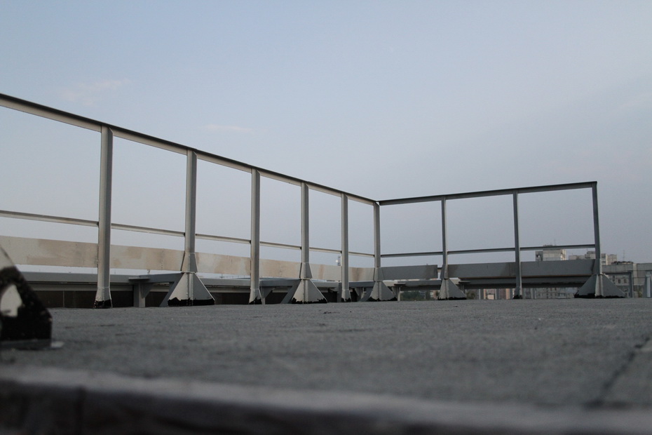 Площадка наверху скалодрома