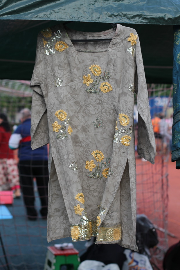 «Это «пенджаби» или «сальвар-камис», платье с разрезами по бокам, — рассказывает о наряде Ольга Ноздрачёва. — Это более практичный вариант одежды. Модницы в больших городах сейчас носят джинсы и вот этот верх». Короткий индийский наряд спросом у харьковчанок не пользовался