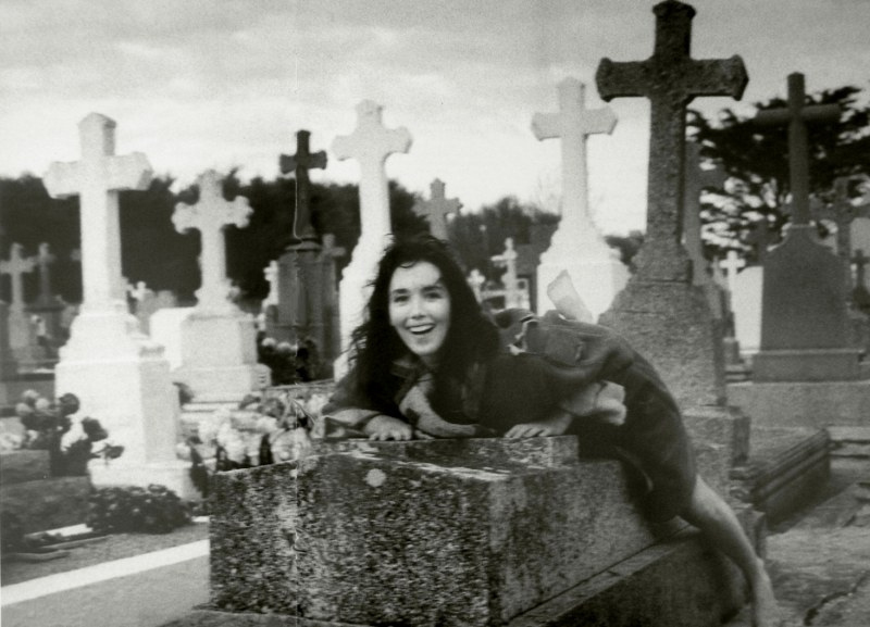 Изабель Аджани для журнала Egoiste. Вот так представил в 1989 году смерть моды американский фотограф Ричард Аведон. Обнажённая Аджани закутана в «видавшую виды» дублёнку автора фото