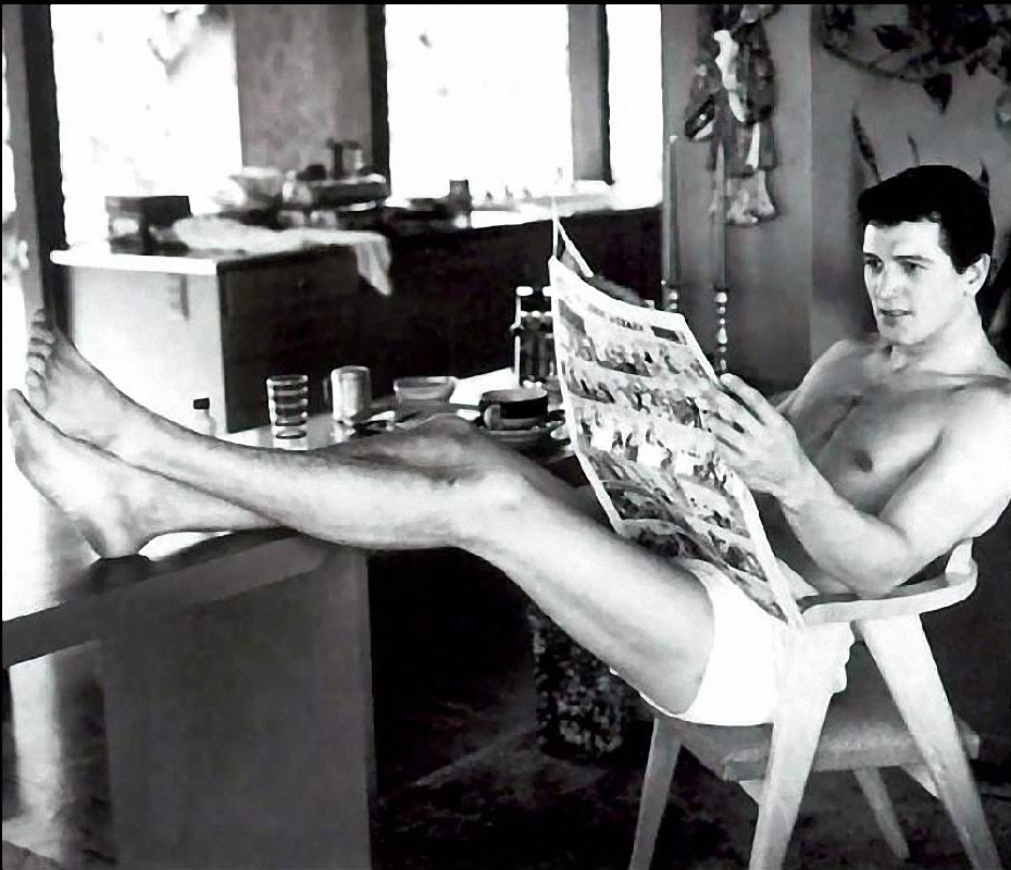 Рок Хадсон — американский актёр кино и телевидения. Первая знаменитость, публично раскрывшая свой ВИЧ-статус. Хадсон умер в 1985 году. Тогда никто не ожидал, что СПИД в 90-е выкосит большую часть богатых и знаменитых