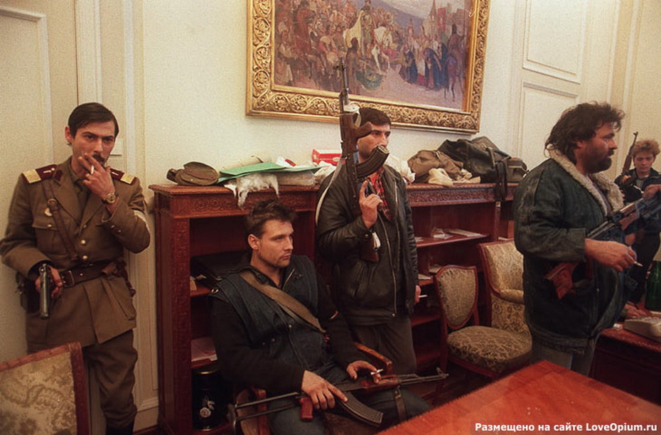 Восставшие солдаты и гражданские лица в кабинете Чаушеску в ЦК РКП