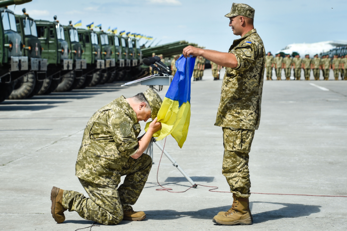 В Чугуеве военнослужащие вручили президенту боевой флаг