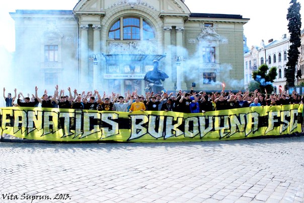 В Черновцах стадион с виду такой же, ничего особенного. Зато радуют фанаты. Хотя посещаемость недалеко ушла — 2200 в среднем
