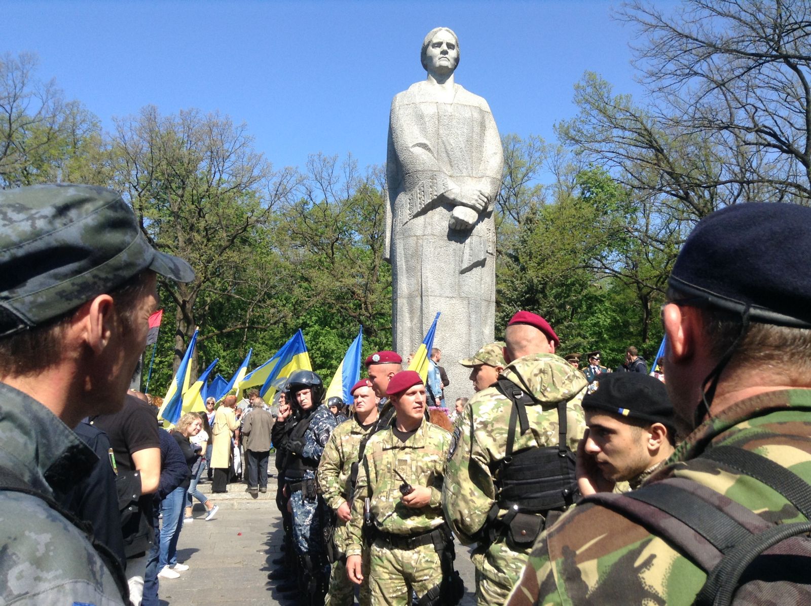 В Харькове происходят столкновения во время возложения цветов на Мемориале славы фото 2