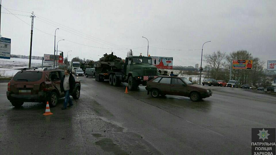 В Харькове автомобиль врезался в тягач с танком В Харькове автомобиль врезался в тягач с танком