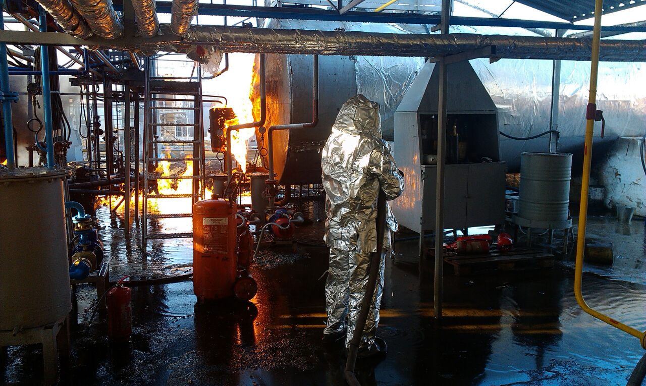 Под Харьковом локализовали пожар на установке по переработке нефтепродуктов Под Харьковом локализовали пожар на установке по переработке нефтепродуктов