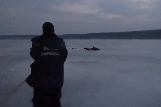 Спасатели достали из водоёма рыбаков в Боровском районе Спасатели достали из водоёма рыбаков в Боровском районе