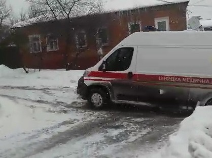 В Харьковской области в снегу застряли три машины скорой помощи В Харьковской области в снегу застряли три машины скорой помощи