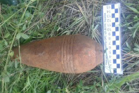 В Харьковской области дети во время игры нашли старый снаряд В Харьковской области дети во время игры нашли старый снаряд