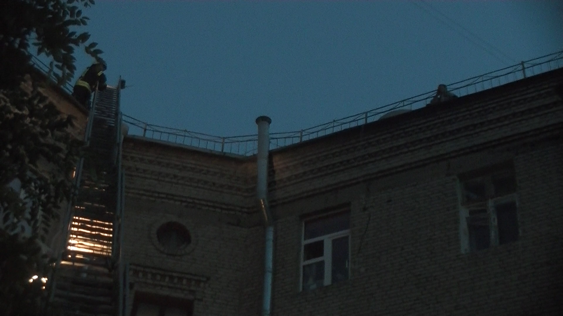 Харьковский спасатель больше часа уговаривал мужчину не прыгать с крыши