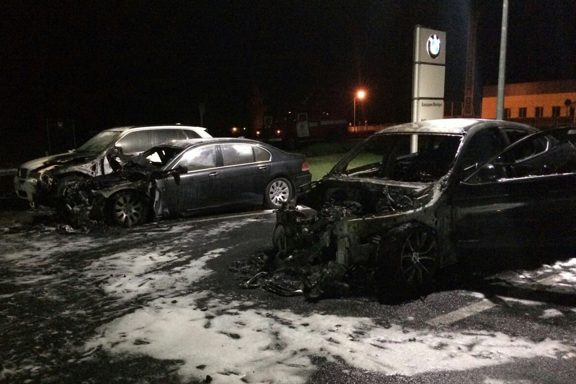 В Харькове подожгли машины автосалона BMW В Харькове подожгли машины автосалона BMW