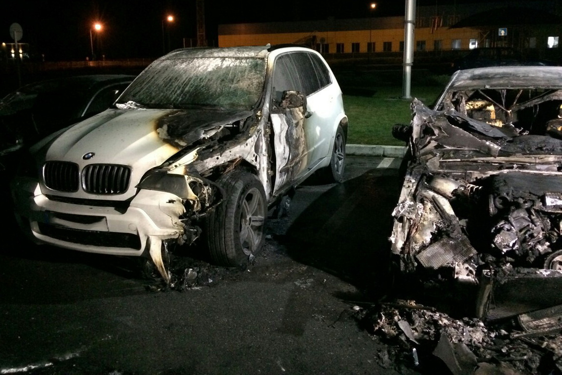 Машины возле харьковского автосалона подожгли трое неизвестных — полиция Машины возле харьковского автосалона подожгли трое неизвестных — полиция