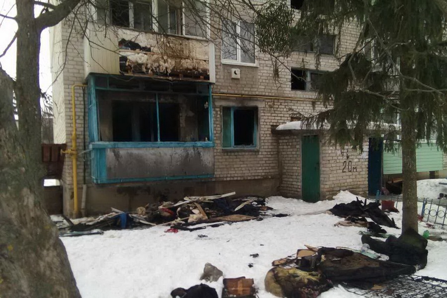 В Балаклейском районе из горящего дома по лестницам спустили 17 человек В Балаклейском районе из горящего дома по лестницам спустили 17 человек