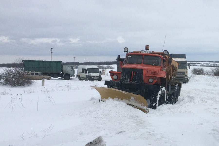 В Изюмском районе в снежных заносах застряли 90 машин В Изюмском районе в снежных заносах застряли 90 машин