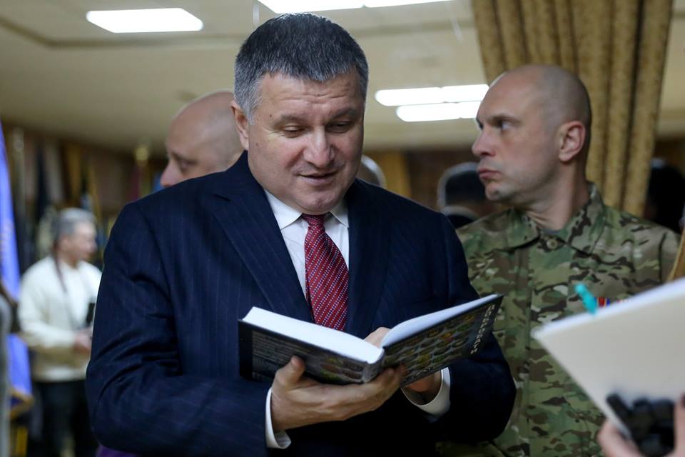 Аваков вручил наградного оружия больше всех предыдущих глав МВД Аваков вручил наградного оружия больше всех предыдущих глав МВД