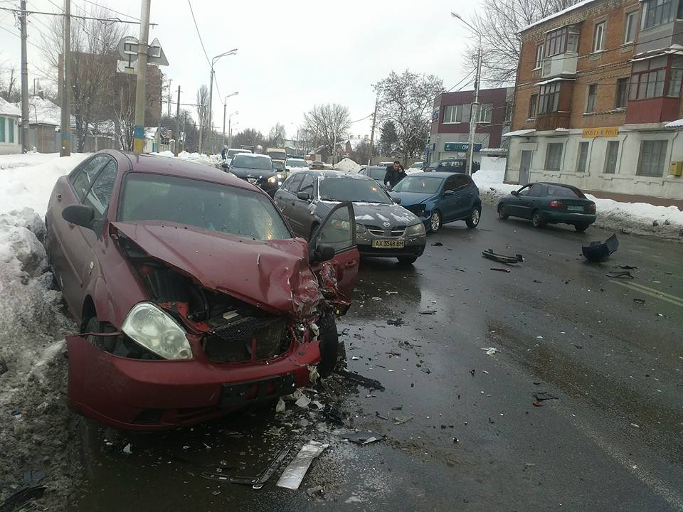 Четыре автомобиля попали в ДТП в Харькове Четыре автомобиля попали в ДТП в Харькове