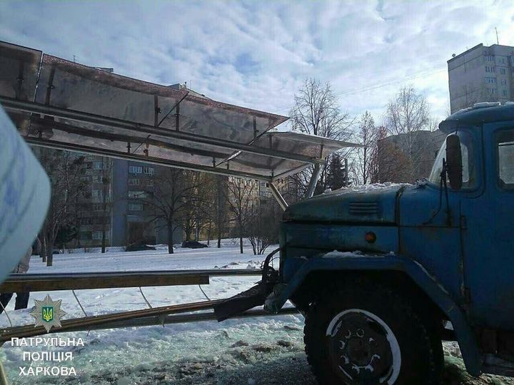 На Алексеевке мусоровоз въехал в остановочный павильон На Алексеевке мусоровоз въехал в остановочный павильон