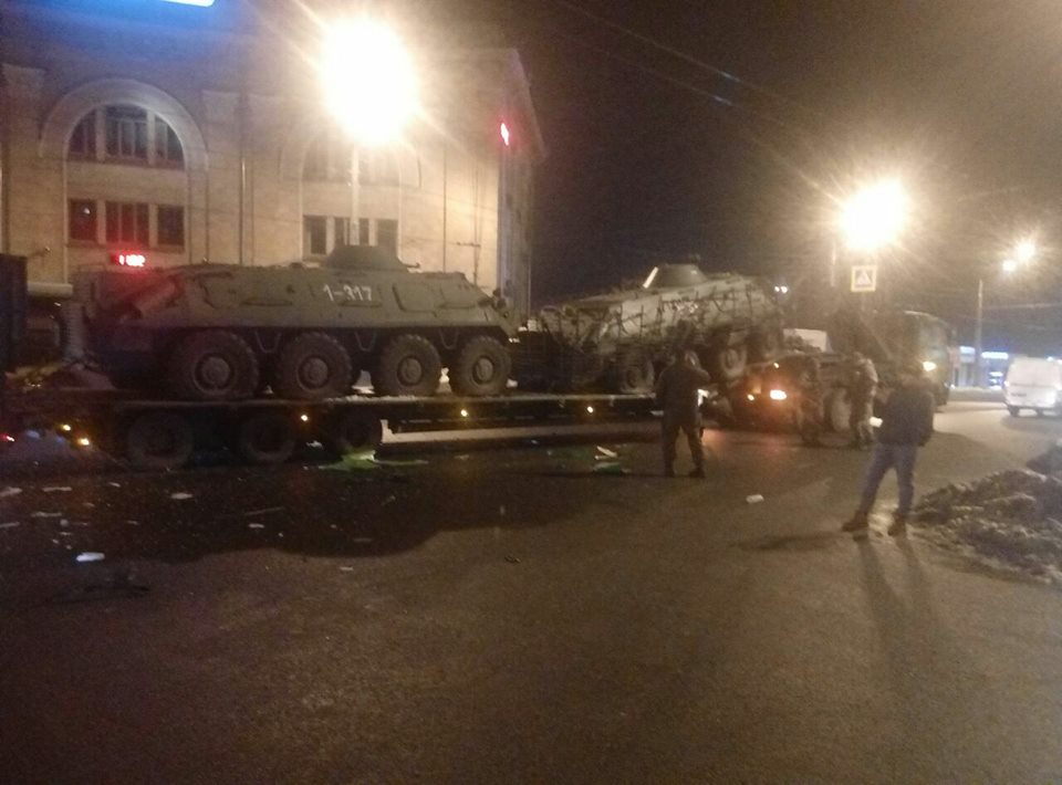 Маршрутка врезалась в тягач с военной техникой в Харькове Маршрутка врезалась в тягач с военной техникой в Харькове