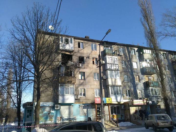 Из повреждённого обстрелами дома в Авдеевке отселяют людей Из повреждённого обстрелами дома в Авдеевке отселяют людей